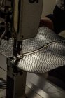 Vista cortada de mulher serrar zíper para detalhes de couro — Fotografia de Stock
