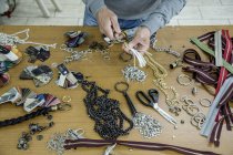 3 novembre 2017. Italie, Tortoreto Lido. Vue recadrée de la personne préparant des accessoires métalliques pour la production — Photo de stock