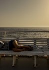 Grecia, barca Skopelitis. Vista ritagliata di una donna sdraiata sulla panchina — Foto stock