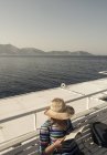 26 de julio de 2017. Grecia, barco Skopelitis. Retrato recortado de la mujer libro de lectura en el banco de velero - foto de stock
