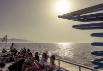 26 de julio de 2017. Grecia, barco Skopelitis. Turistas sentados en velero - foto de stock