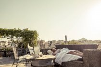 8 серпня 2017 року. Греція, Афіни. Жінка, що спить на терасі диван — стокове фото