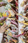 13 aprile 2017. Italia, Milano. Mano del bambino che raggiunge dolci e caramelle nel negozio di dolciumi — Foto stock