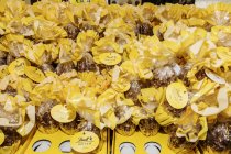 13 de abril de 2017. Italia, Milán. Dulces en coloridos envoltorios amarillos en la confitería - foto de stock