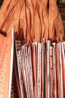 13 апреля 2017 года. Италия, Милан. Крупный план кучи оранжевых сумок — стоковое фото