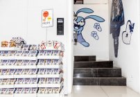 13 de abril de 2017. Itália, Milão. Stall com comida e escadas na loja — Fotografia de Stock