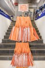 13 aprile 2017. Italia, Milano. Stalla con shopping bag arancioni in negozio — Foto stock