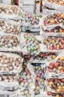 13 de abril de 2017. Italia, Milán. Envases apilados de caramelos almacenados - foto de stock