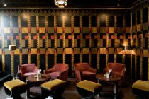 17 февраля 2017 года. Милан, ресторан Джакомо Аренгарио. Внутренний вид со столами, стульями и креслами — стоковое фото