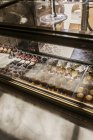 Erhöhte Tagessicht auf verschiedene Süßigkeiten in der Glasvitrine eines Cafés — Stockfoto
