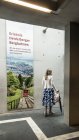 2 de agosto de 2016. Alemania, Heidelberg. Retrato trasero de mujer caminando con paraguas cerca de póster - foto de stock
