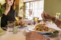 17 février 2017. Milan, restaurant Giacomo. Portrait recadré de femmes mangeant des langoustines — Photo de stock