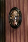 17 de febrero de 2017. Milan, Giacomo Bistrot. Interior y personas reflejadas en un pequeño espejo curvado en la pared - foto de stock
