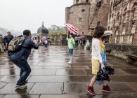 2 août 2016. Heidelberg. Vue de jour des touristes photographiant près du château — Photo de stock