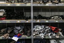 Bunte Lederverpackungen und -stücke in den Regalen des Abstellraums — Stockfoto