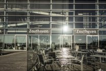 12 de agosto de 2016. Amsterdam, Bimhuis jazz club, Glass cafeteria terraço em frente ao restaurante Zouthaven com reflexo do pôr do sol — Fotografia de Stock