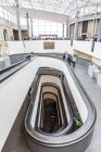 18 de marzo de 2017. Roma, Museo Vaticano. Personas en descenso a través de pisos - foto de stock