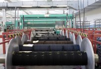 1er mars 2017. Italie, Valle Mosso, Biella, Reda 1865 usine textile. Bobines de tissu rangée — Photo de stock