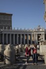 17 de marzo de 2017. Roma, Piazza San Pietro. Mujeres en la valla mirando a un lado - foto de stock
