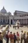 17 mars 2017. Rome, Piazza San Pietro. Touristes en file d'attente — Photo de stock