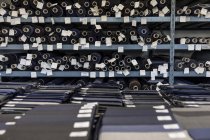 1 de março de 2017. Itália, Valle Mosso, Biella, Reda. Bobinas de tecido e amostras em armazém de fábrica têxtil — Fotografia de Stock