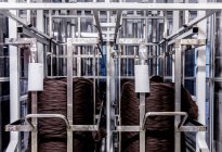1 de março de 2017. Itália, Valle Mosso, Biella, Reda 1865 fábrica. Bobinas de lã e construções metálicas — Fotografia de Stock