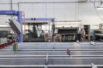 1er mars 2017. Italie, Valle Mosso, Biella, Reda 1865 usine textile. Personnes travaillant sur la chaîne de production — Photo de stock