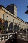 17. märz 2017. rom, vatikanisches museum. Menschen ruhen sich auf Bank aus — Stockfoto