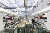 1 de março de 2017. Itália, Valle Mosso, Biella, Reda 1865 fábrica têxtil. Homem que trabalha em máquinas de produção — Fotografia de Stock