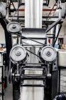 Оборудование для производства шерсти на работе. Текстильная фабрика в Италии — стоковое фото