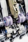 Macchine per la lavorazione in fabbrica tessile, Italia — Foto stock