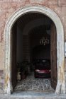 Puglia, Gallipoli. Auto rossa e biciclette parcheggiate in casa ad arco — Foto stock