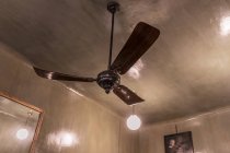 Vista di angolo basso di un ventilatore vecchio stile su un soffitto — Foto stock