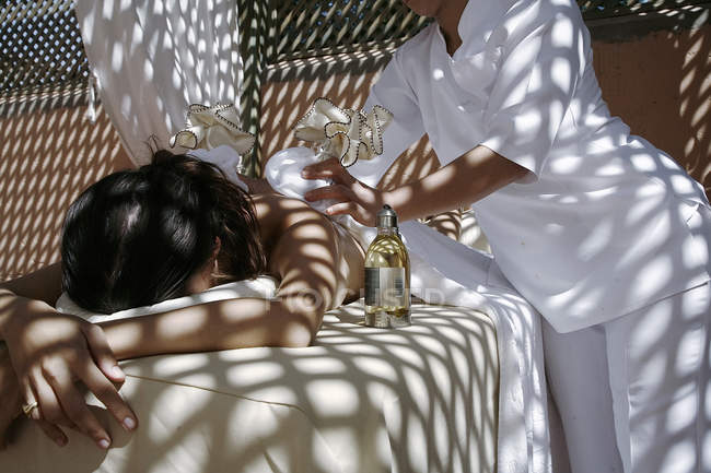 Morocco, Marrakesh, Marrakech hotel. Masseuse massaging woman — Stock Photo