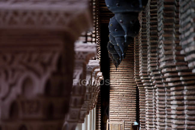 Marruecos, Marrakech. Columnas de ladrillo fila - foto de stock