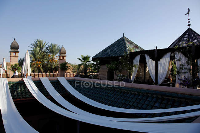 Marrocos, Marraquexe, La Sultana Marrakech hotel. Terraço e pano esticado sobre o pátio — Fotografia de Stock