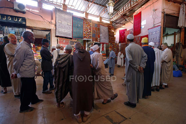 30 сентября 2010 года. Марокко, Марракеш. Покупатели и продавцы собираются на базаре для ежедневной торговли — стоковое фото