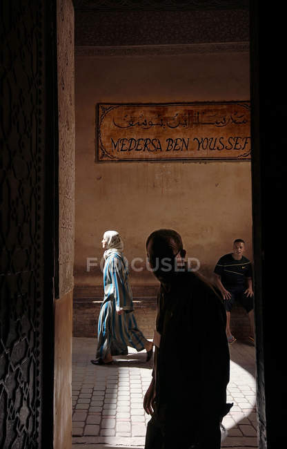 30 settembre 2010. Marocco, Marrakech. Persone a Medersa Ben Youssef — Foto stock
