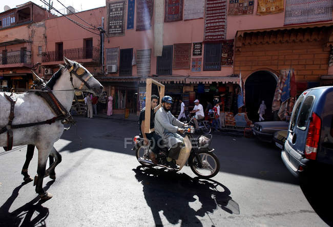 30 сентября 2010 года. Марокко, Марракеш. Движение по улицам — стоковое фото
