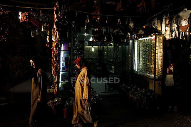 30 de septiembre de 2010. Marruecos, Marrakech. Mujeres caminando en zoco por la noche - foto de stock