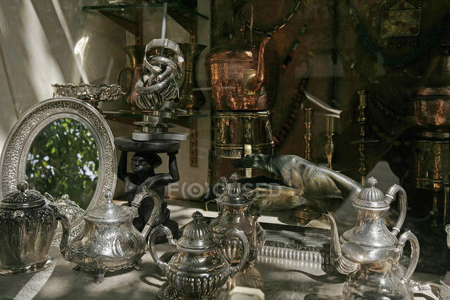 Daytime view of antiques in shop window, Marrakesh, Morocco — Stock Photo