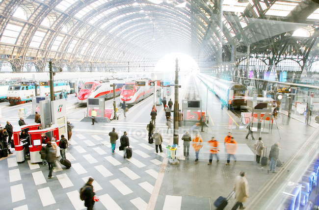 1 de febrero de 2011. Milán. Personas y trenes en la estación central de tren - foto de stock