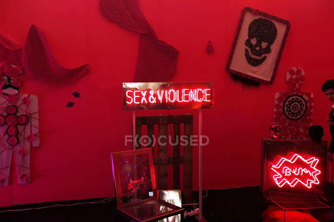 17 de abril de 2011. Milán, Salone del Mobile, Fuori Salone. Interior de color rojo con mujer - foto de stock
