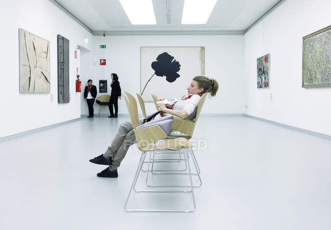 3 мая 2011 года. Милан, Музей Новеченто. Женщина сидит в галерее — стоковое фото