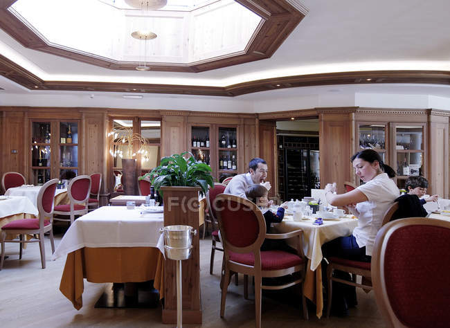 13 marzo 2010. Italia, Madonna di Campiglio. Persone che mangiano in Alpen Suite Hotel — Foto stock