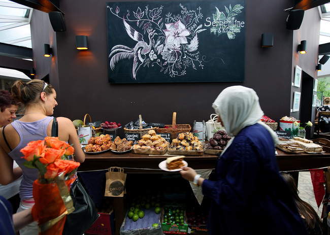 24 июля 2010 года. Лондон, Хайд-парк, бар Serpentine и кухня. Женщины выбирают еду в ресторане — стоковое фото