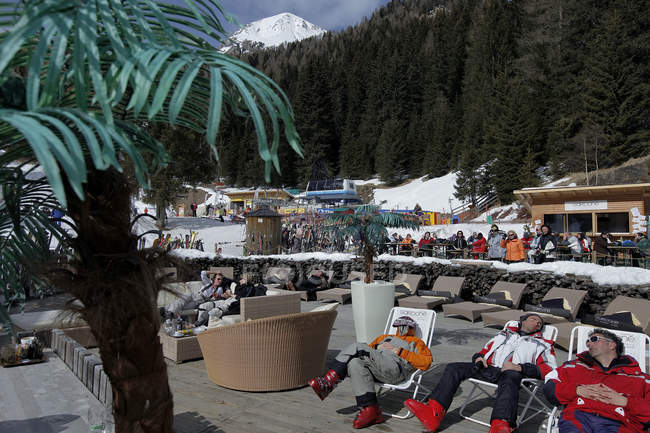15 marzo 2010. Italia, Val di Fiemme, Persone che riposano vicino al ristorante di montagna Baita Gardone — Foto stock