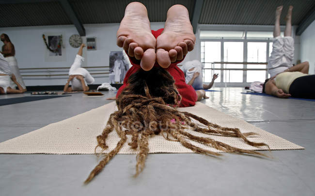 October 7, 2006. Milano, Yoga festival. Person doing yoga position. — Stock Photo