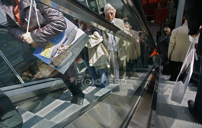 7 de abril de 2006. Feria Milán, Rho, Salone del Mobile. Personas en escaleras mecánicas . - foto de stock
