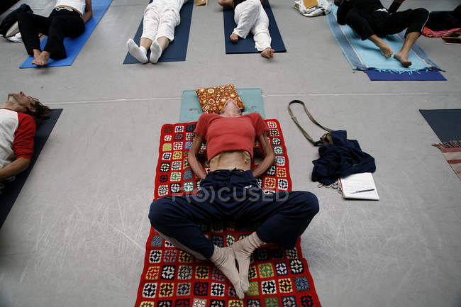 7 ottobre 2006. Milano, Festival di Yoga. Donna che fa yoga posizione sul tappeto — Foto stock